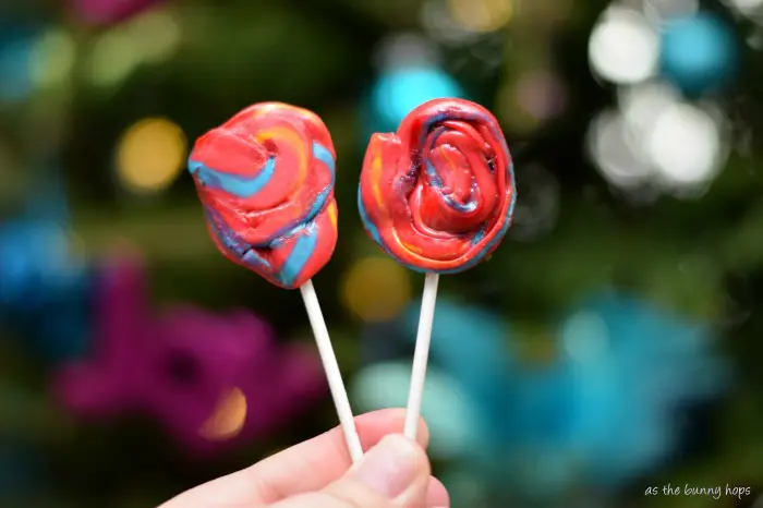 It's easy and fun to make WONKA® SWEETARTS® Candy Canes Lollipops in just a few minutes! #HolidayMadeSimple #Ad 