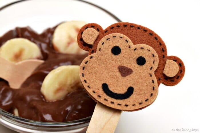 Make fun "Frozen Monkey" chocolate pudding with easy DIY monkey spoons! 