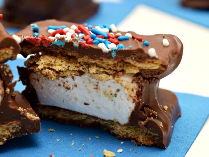 Celebrate the 4th of July with these S'mores To-Go! No campfire needed!