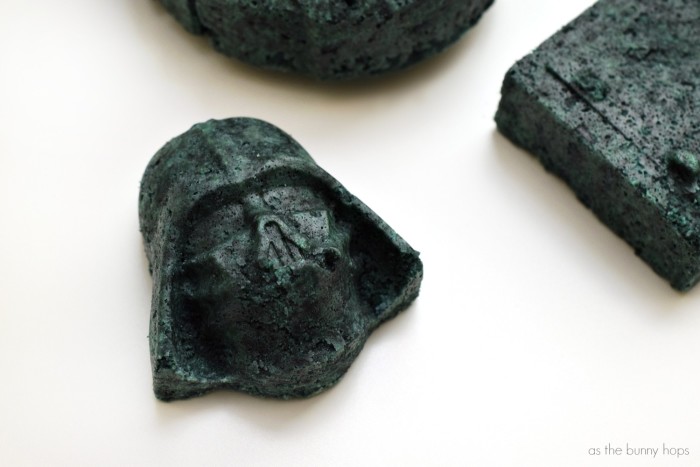 The Force can be with you-even in your bath-with these easy to make Star Wars bath bombs! 