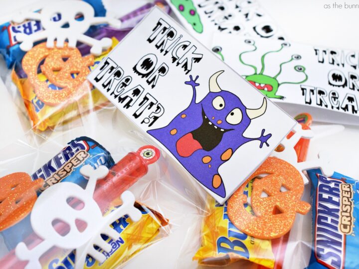 Create custom Halloween gifts in minutes with my free Halloween Treat Bags printable!