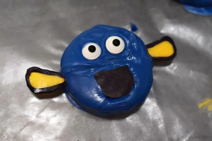 Enjoy a family movie night with these super cute (and delicious!) Finding Dory cookies! 