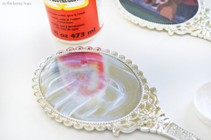 Make playtime a little more enchanting with an easy Beauty and the Beast-inspired Magic Mirror! 