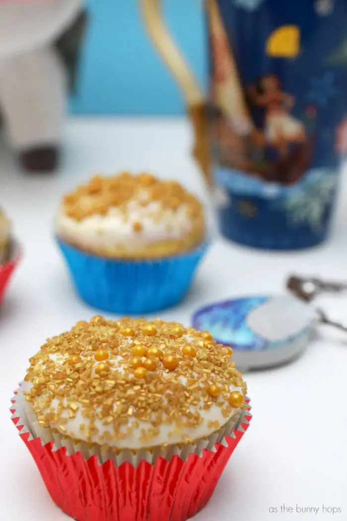 Make your movie night sparkle with Moana-inspired Tamatoa Shiny Cupcakes! 