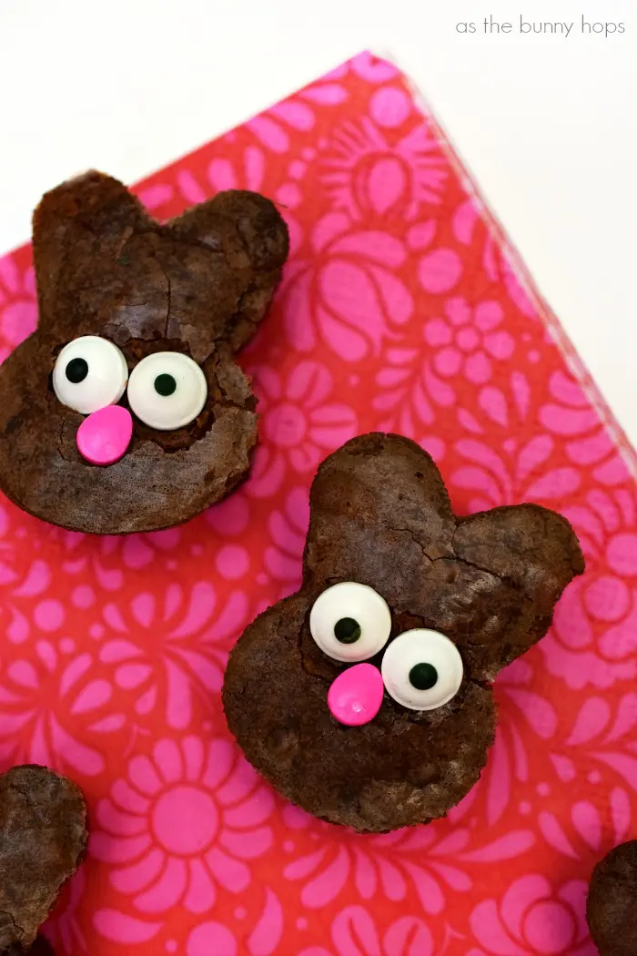 You don't need any special baking skills to make these easy bunny brownies! 