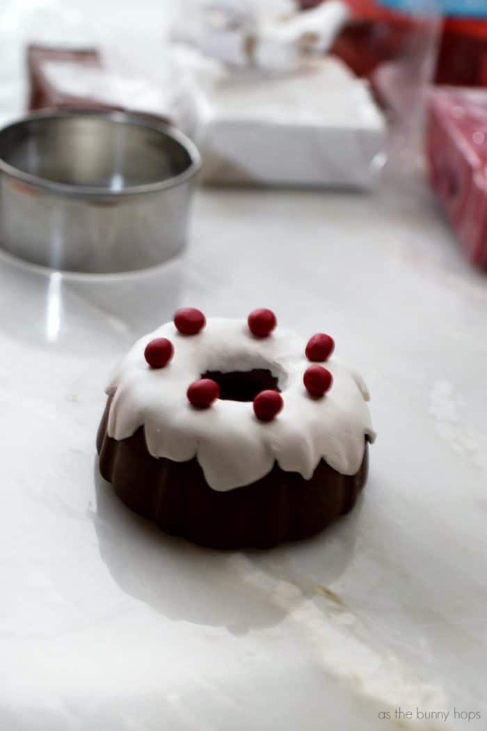 You can absolutely make this adorable polymer clay bundt cake-even if you're a polymer clay crafting novice! 