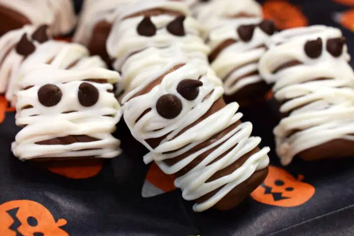 Ready for some quick and easy Halloween-themed DIYs? Try making delicious mummy candy bars and a cute mummy candy jar! 