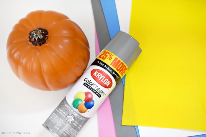Grab your magic feather and get ready to take flight with this easy and fun DIY Dumbo Pumpkin! 