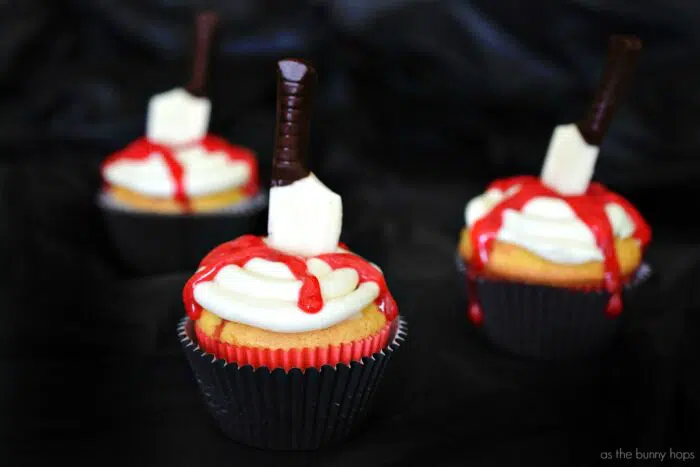Get ready for a creepy good time with these The Shining movie night treats! On the menu? Redrum cupcakes and candy-coated "murder scene" popcorn in an Overlook Hotel carpet inspired bag! 