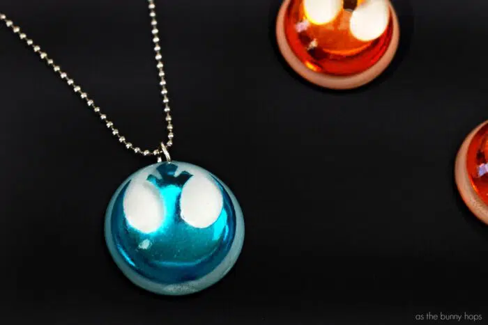 Every Disney event means a Disney gift! Find out how you can make your own DIY Star Wars: The Last Jedi-inspired Resistance Charms with resin! 