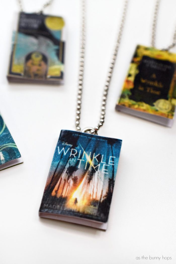 Are you a fan of "A Wrinkle In Time"? Download the printable and make your own "A Wrinkle In Time" book charms! Includes four different covers and easy instructions. 