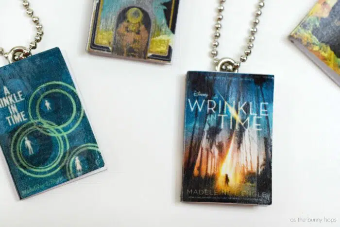 Are you a fan of "A Wrinkle In Time"? Download the printable and make your own "A Wrinkle In Time" book charms! Includes four different covers and easy instructions. 