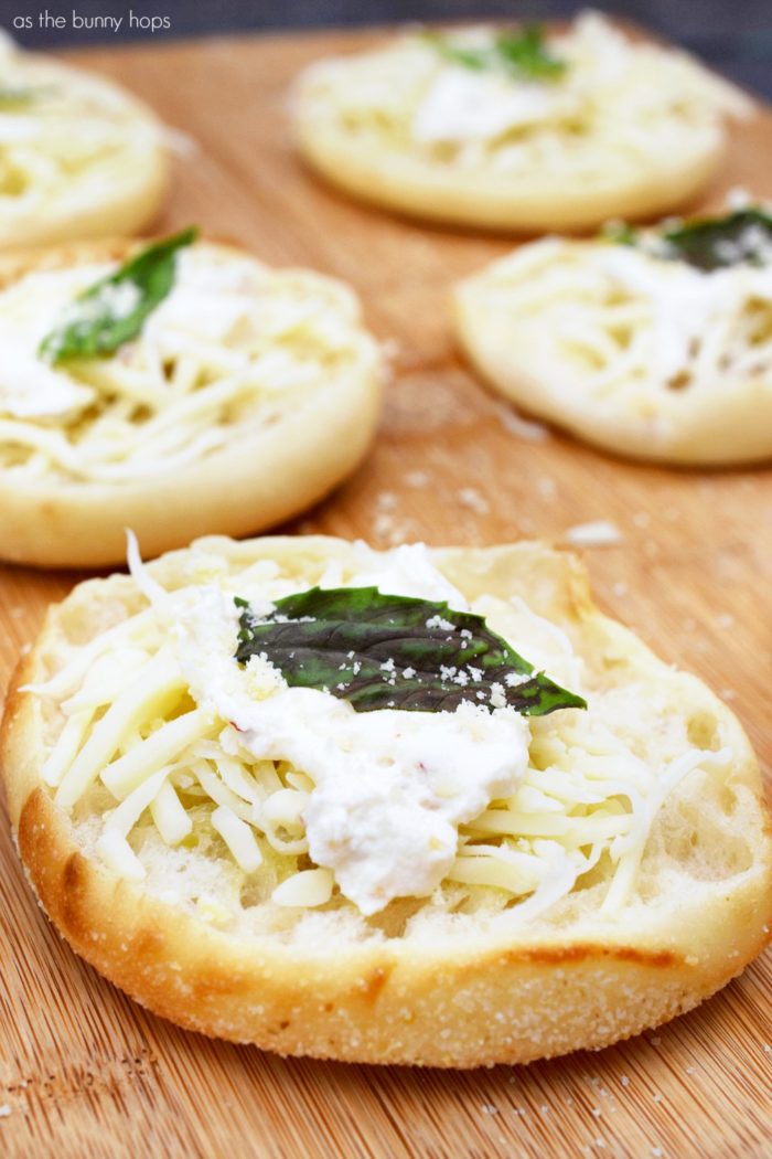 English Muffin White Pizzas: Satisfy your cravings when you make English Muffin White Pizzas in just minutes. 
