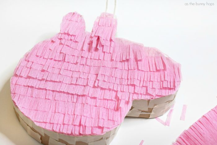 Peppa Pig Piñata Fringe: Make your own Peppa Pig Piñata with these easy to follow instructions and Peppa Pig template! It's the perfect party decor for a Peppa Pig birthday party theme!