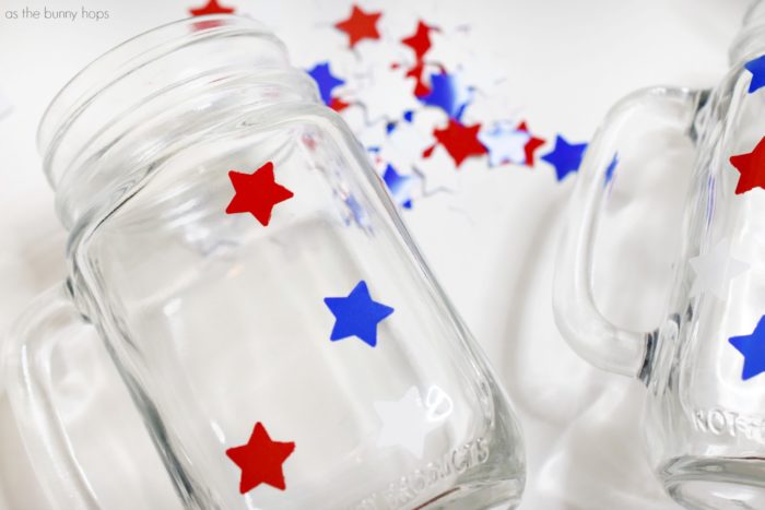 Red White and Blue Star Mason Mugs. Celebrate Memorial Day and the 4th of July with these Patriotic Drink Glasses. They're decorated with vinyl, but there's no digital cutter required. 