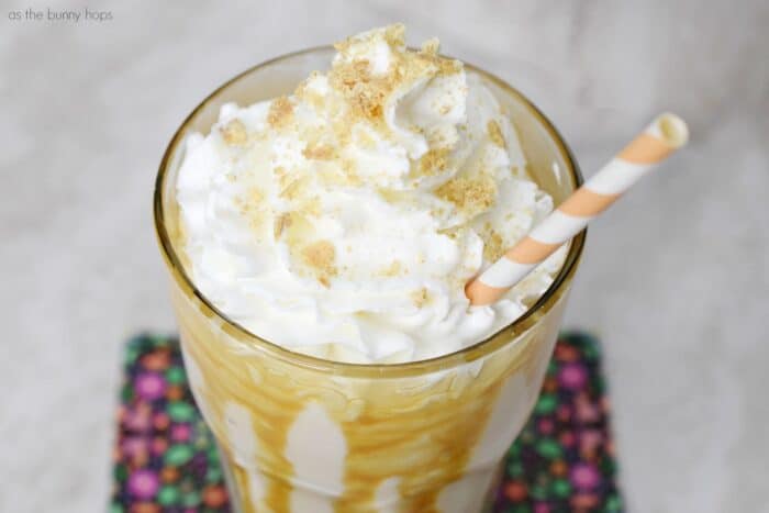 Enjoy the flavors of fall with this delicious Apple Pie Frappé Recipe! 