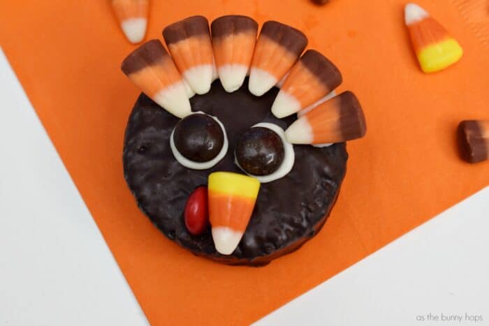Celebrate Thanksgiving with these DIY Thanksgiving Turkey Snack Cake Stations-and find out how you can give back this holiday season! 