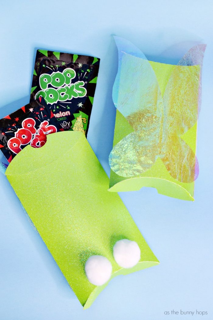 Looking for a fun gift for your Disney-loving friends? These Tinker Bell-inspired Pixie Dust Pockets will add a little magic to whatever you put inside! 