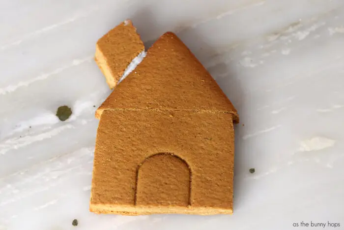 Celebrate the holiday season along with your favorite pup by making this Blue's Clues gingerbread house! 
Gingerbread House before decorating. 