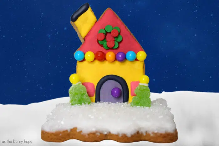 Celebrate the holiday season along with your favorite pup by making this Blue's Clues gingerbread house! 